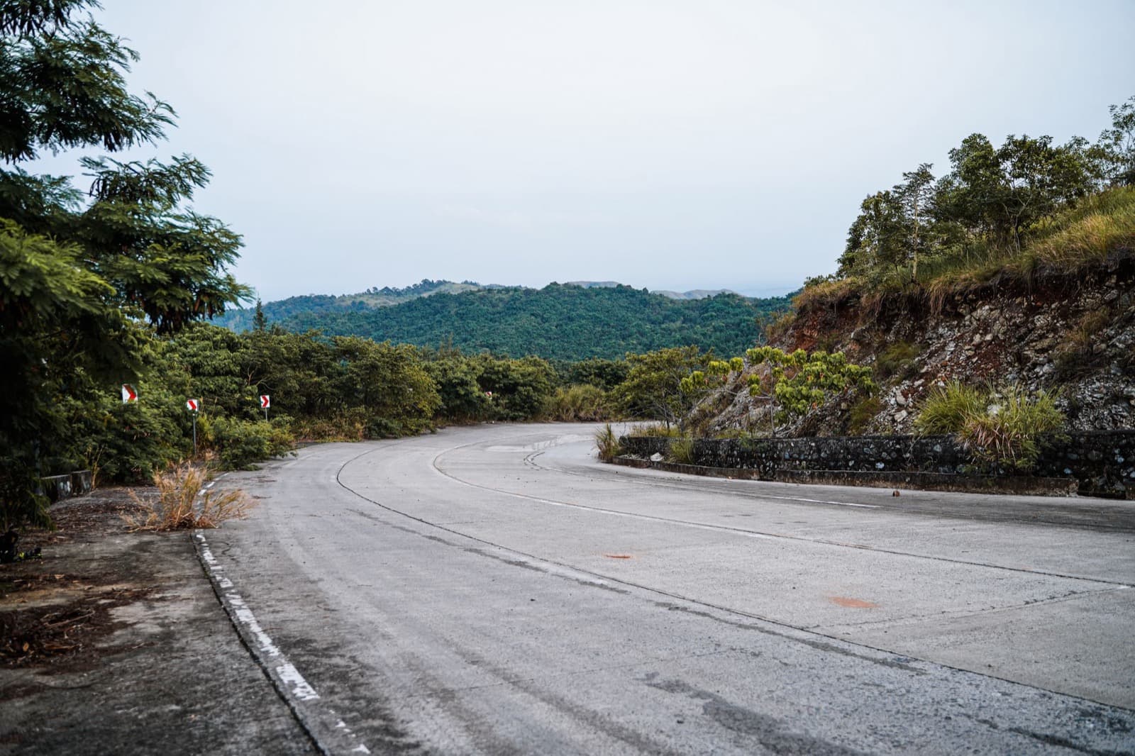 吕宋岛北部通往山区的盘山公路，一个接一个的大弯道嵌在山坡林木之间，去碧瑶的后半程都是这种路