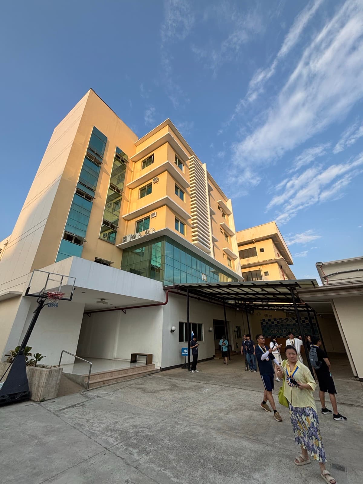 Mabolo 一带的语言学校教学楼与学生庭院