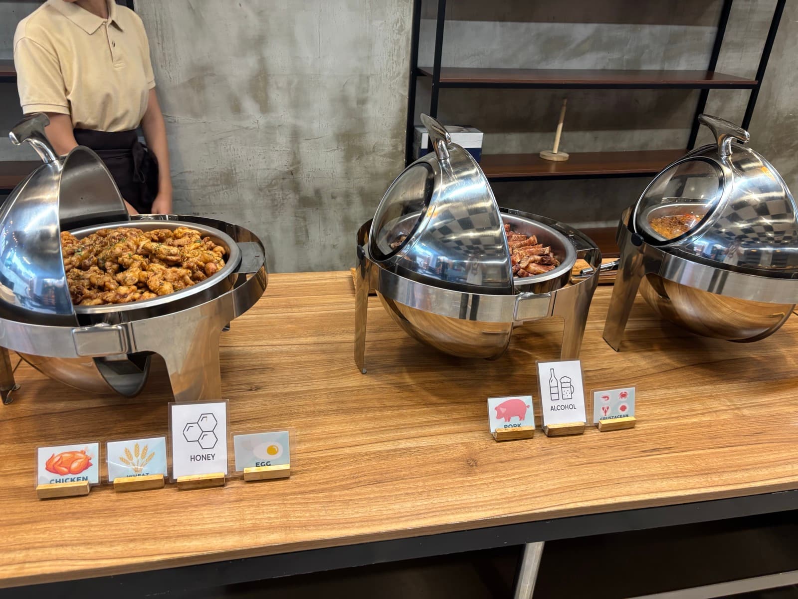 学校食堂多是自助保温餐台，取餐线上标着食材和过敏原