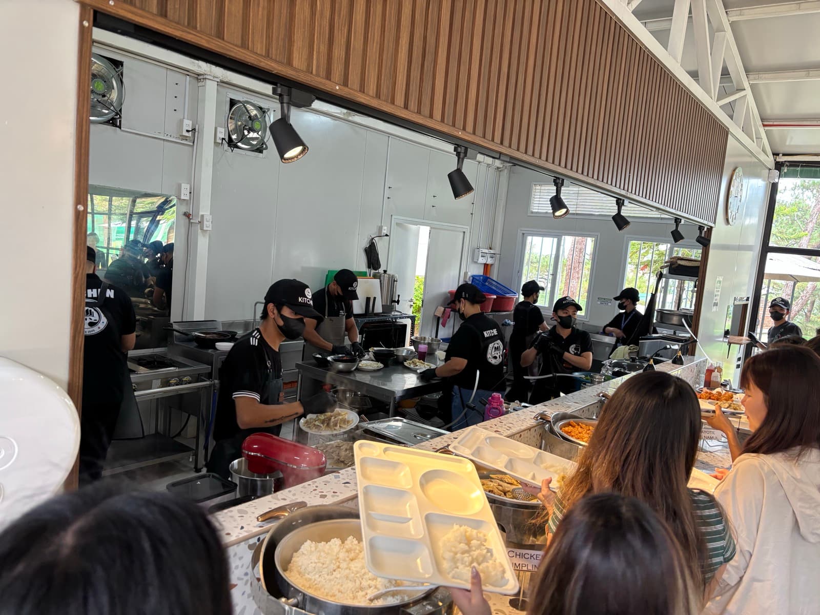 学校食堂自助取餐：一日三餐通常含在住宿费里