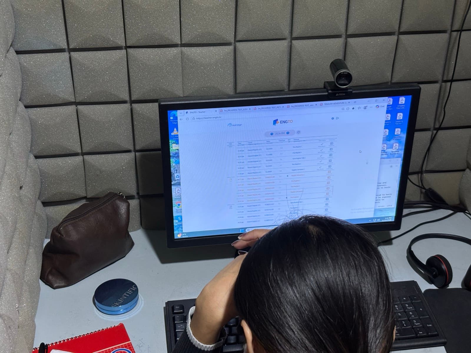 一对一教室：老师对着课表屏幕单独授课