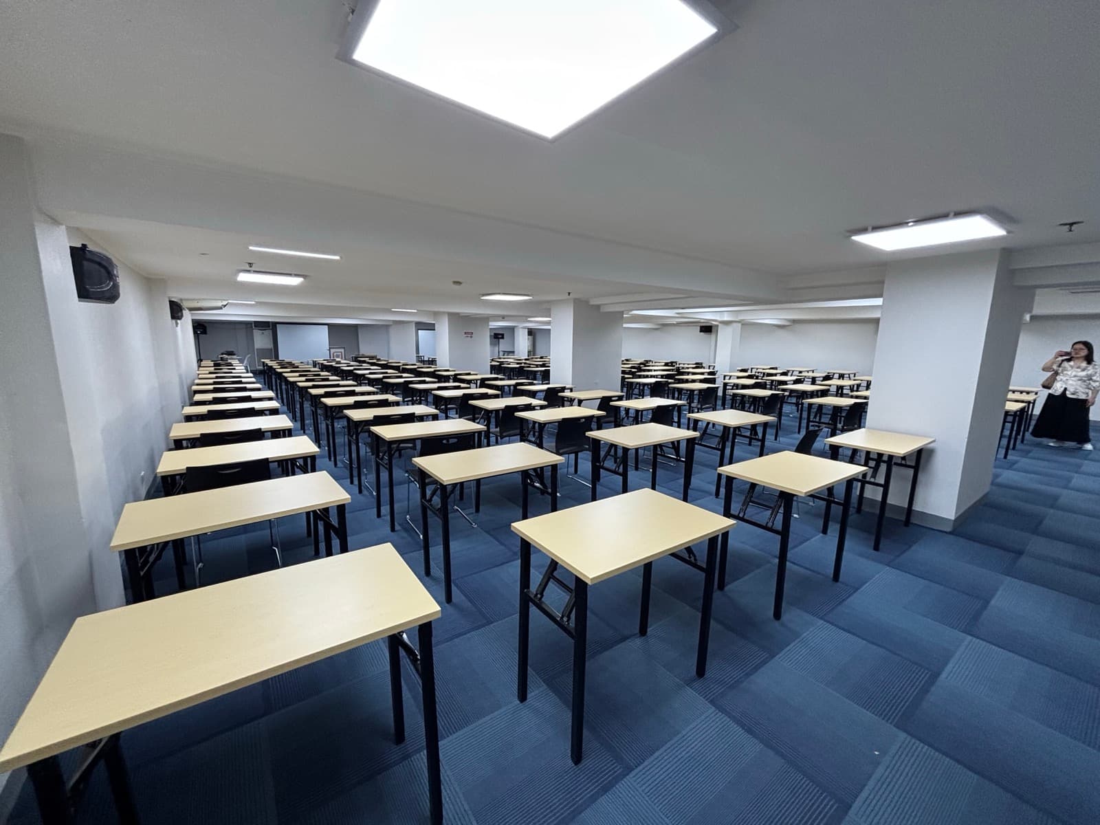学校自习室：成排单人桌，晚自习的主战场