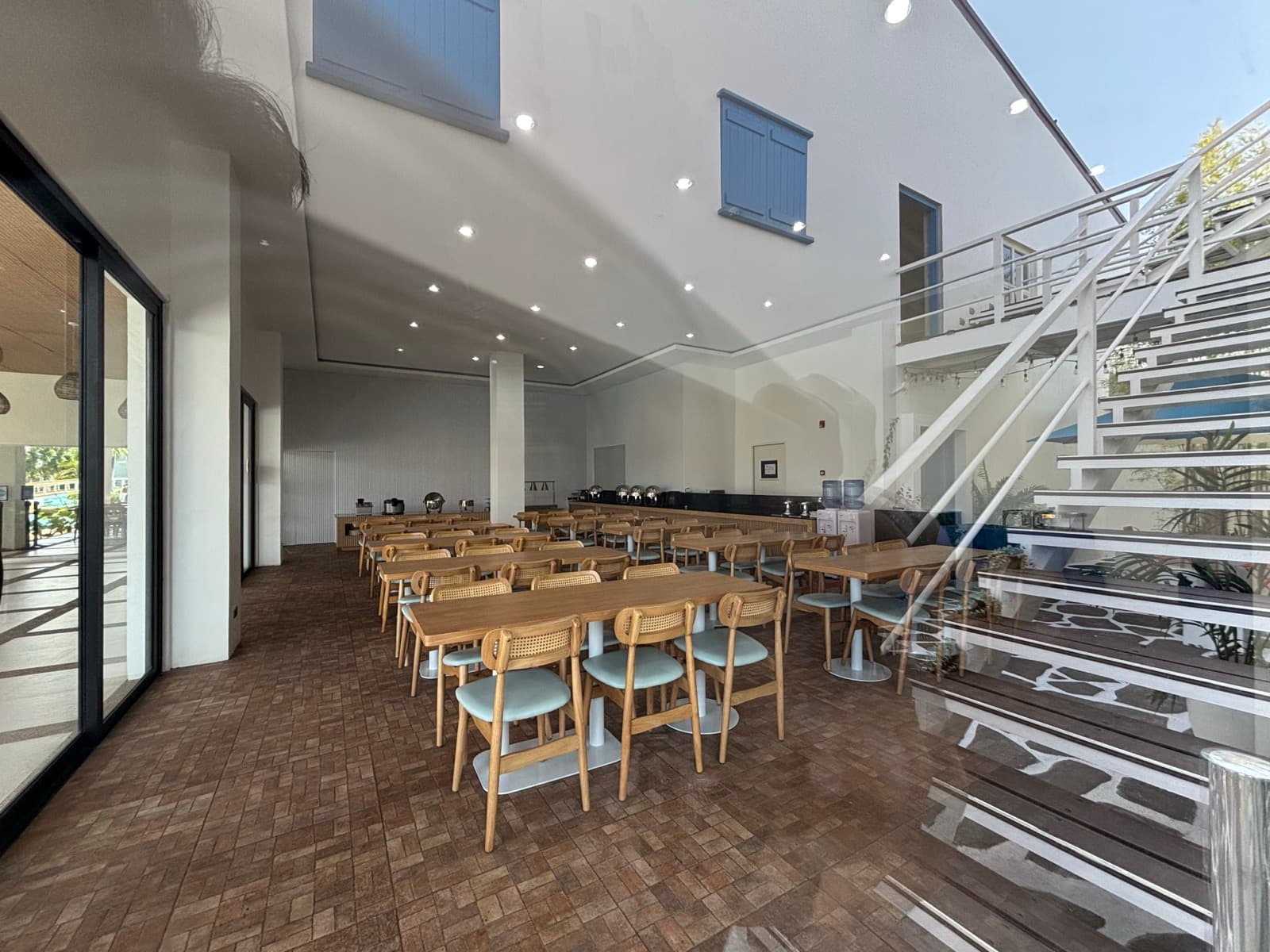 学校食堂就餐区，固定时段自助取餐（EV La Mer 实拍）