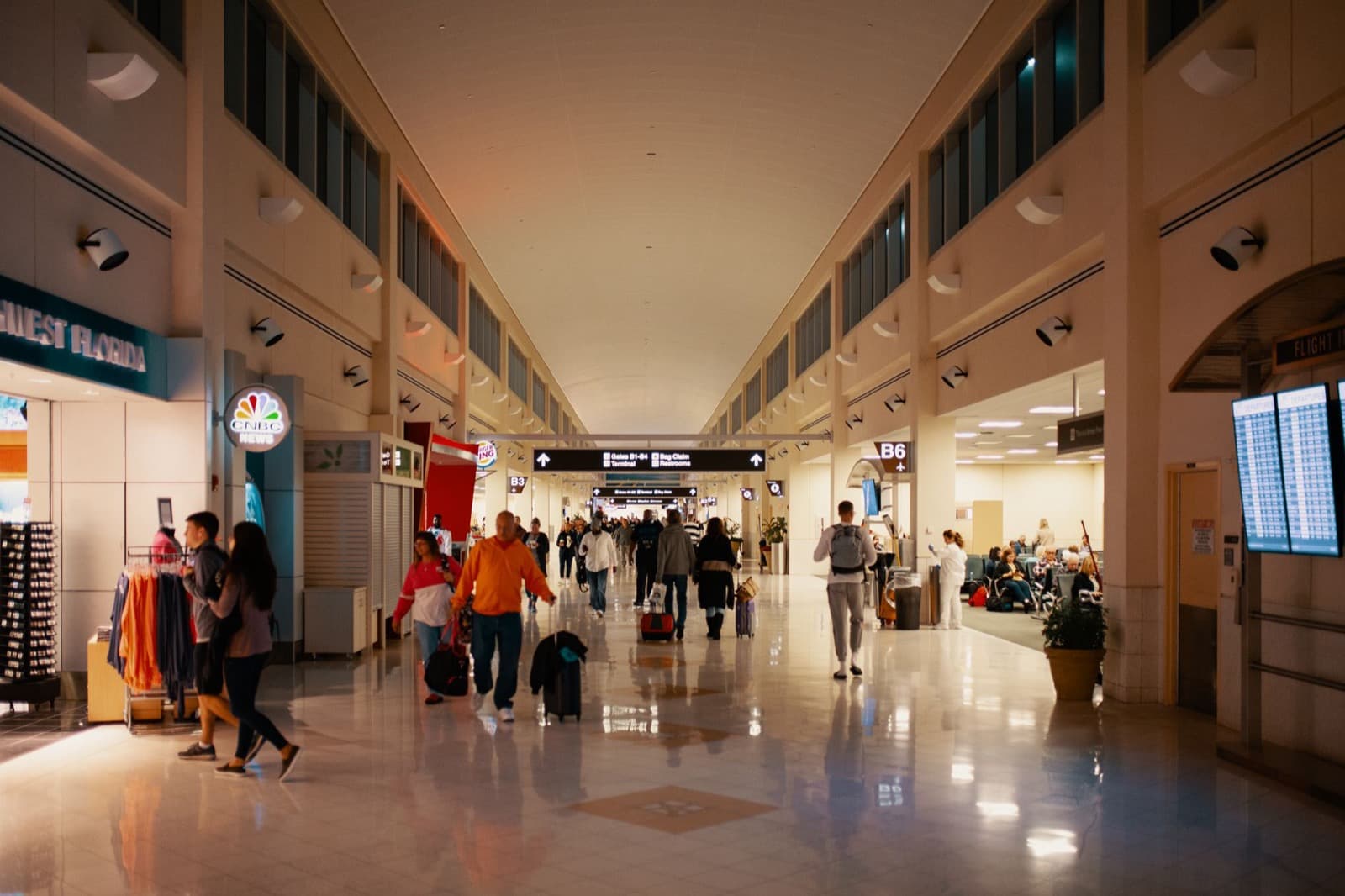 落地后先跟着 Arrival 指示牌走