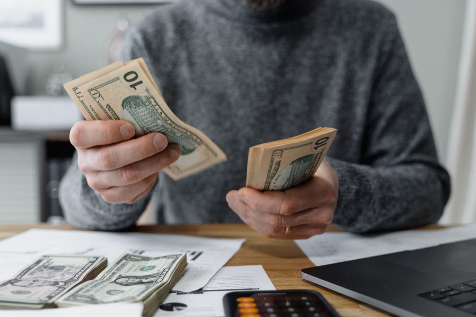 当地费用要用比索现金一次交清