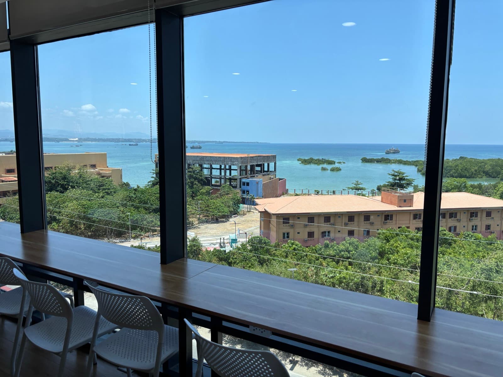 度假型学校的餐厅落地窗海景——自由式不等于不学，是把节奏还给你