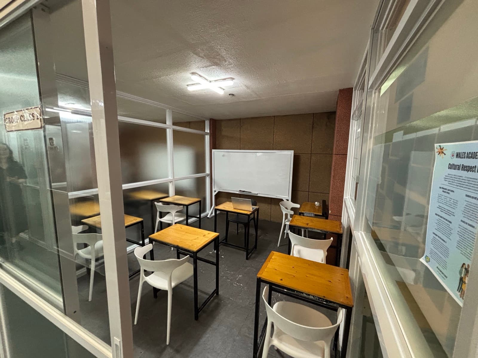 小组教室与墙上的文化守则——半斯巴达的课不比斯巴达少