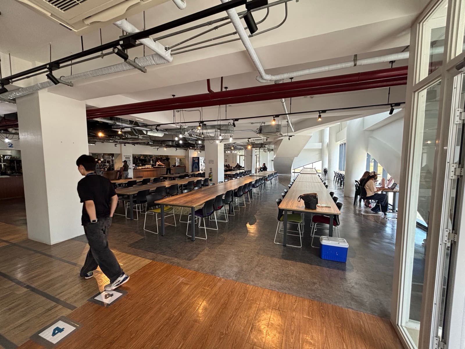学校的食堂和公共区域是 EOP 真正生效的地方——课后你和谁一起吃饭，很大程度决定八周的效果