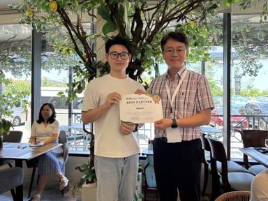 实地探校 · 与 PINES、Blue Ocean 校方合影