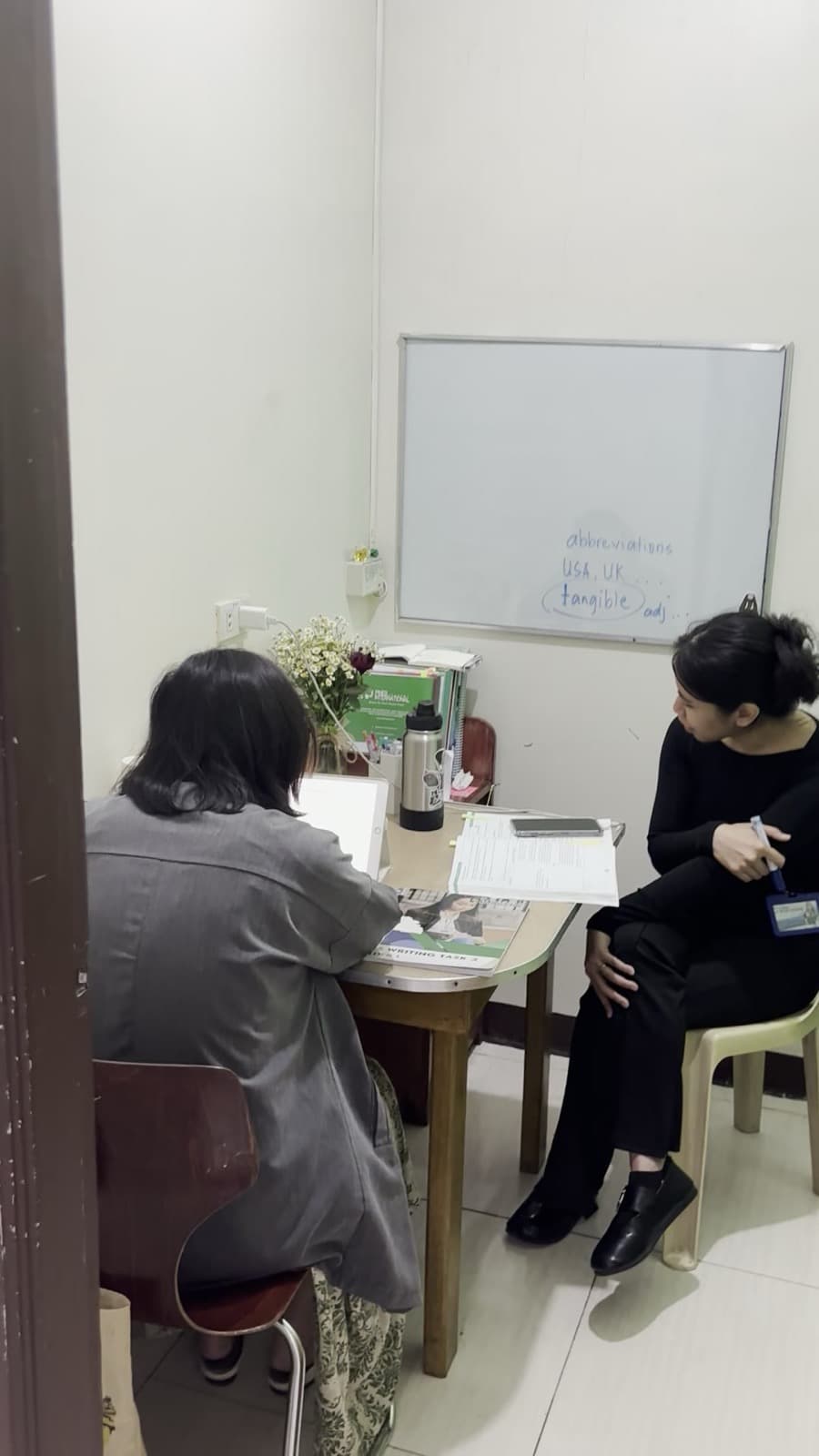 一对一写作课,Task 2 的稿子当场被逐句拆开