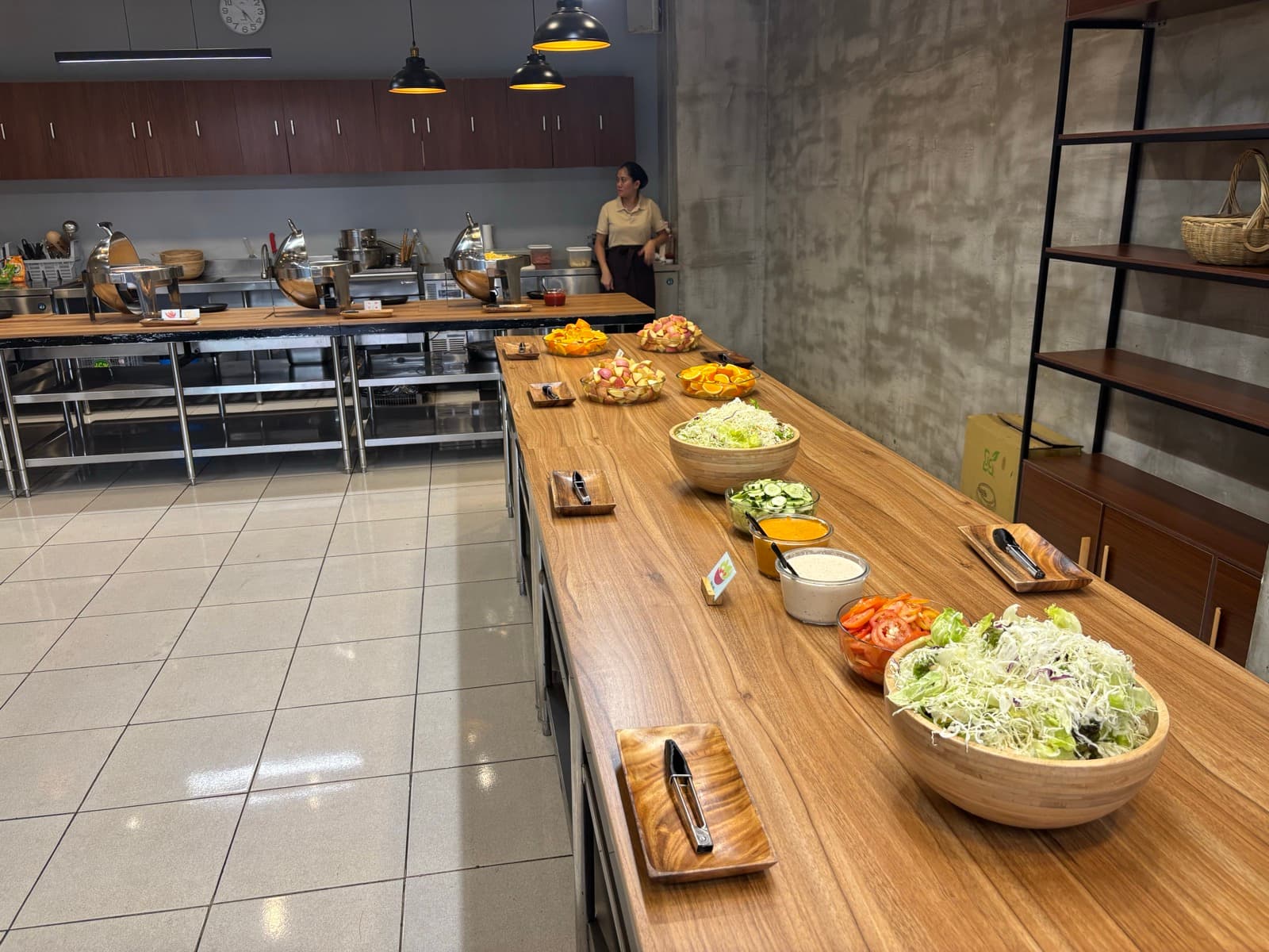 学校食堂的三餐是最稳妥的选择,头两周尤其不用急着挑战路边摊