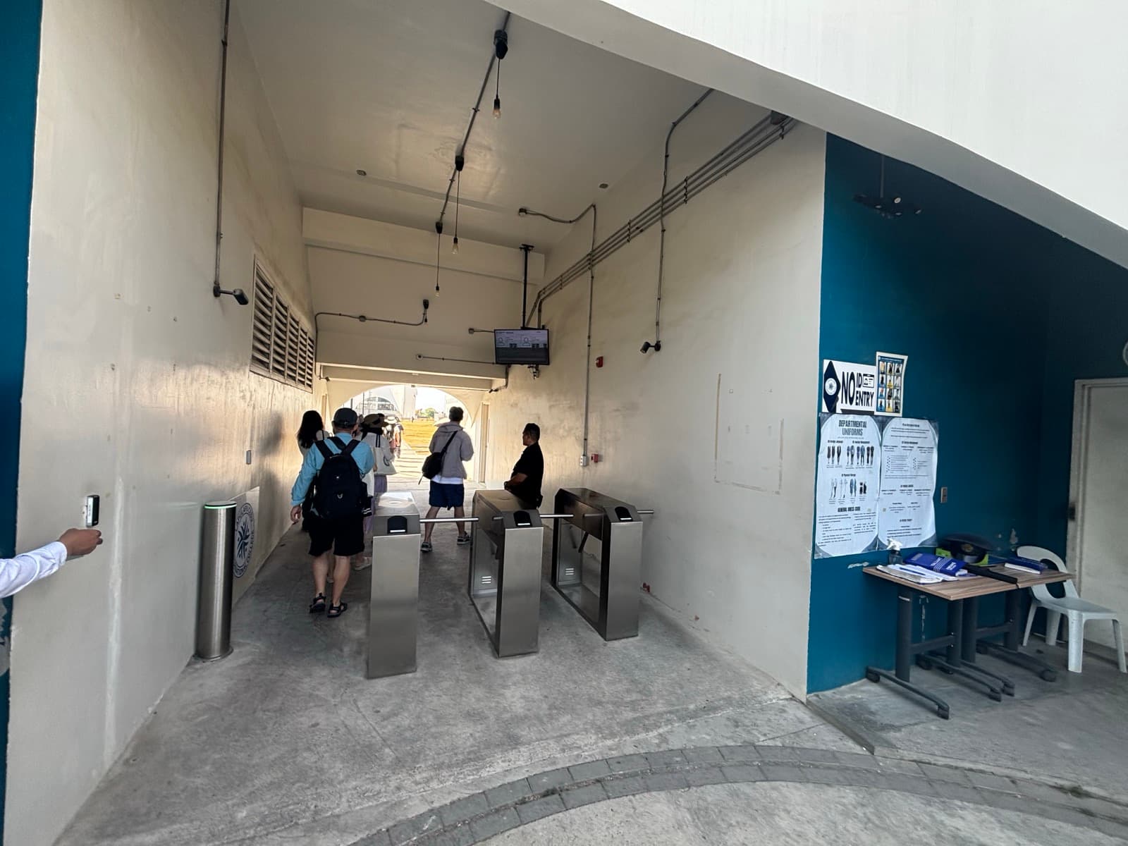学校大门有保安 24 小时值守,进出登记,这是游学最基础的一道安全屏障